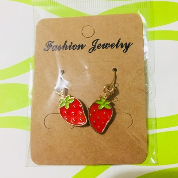 ✨2/15 New✨ Strawberry Fruit Shape Earrings - Picture 2 of 3